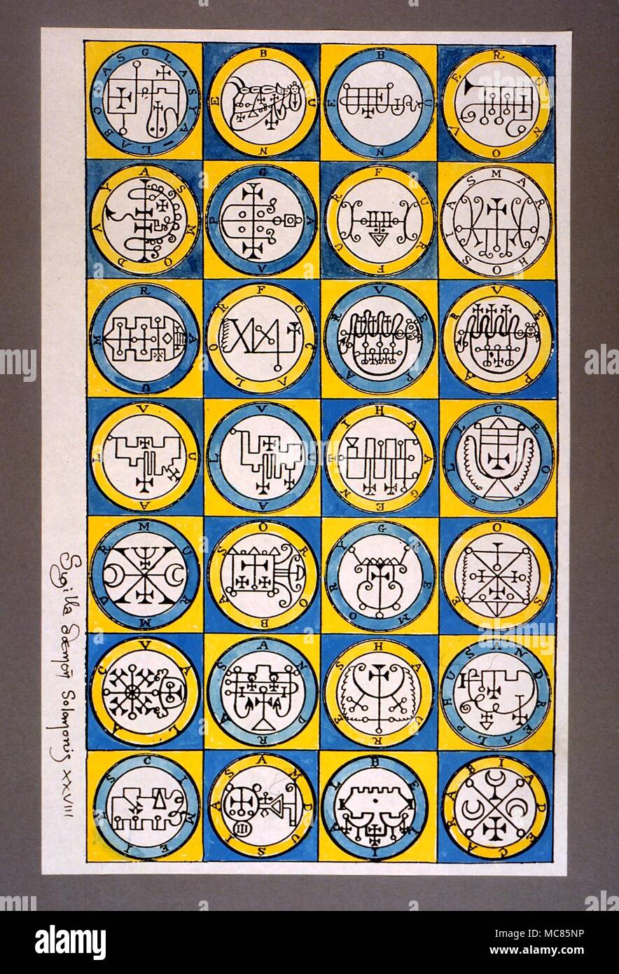 GRIMOIRE 28 sigils dei demoni (con il demoniaco nomi sulla periferia esterna di roundels) dalla tradizione Solomic. Da "La chiave minore di Salomone', il De Laurence edizione del 1916 Foto Stock