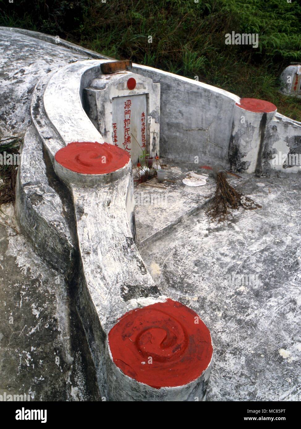 Cimitero tombe cinesi. L'immissione di tombe cinesi è determinato strettamente da Feng Shui considerazioni, come è la loro decorazione. Cinese terreno di sepoltura vicino a Hong Kong Foto Stock