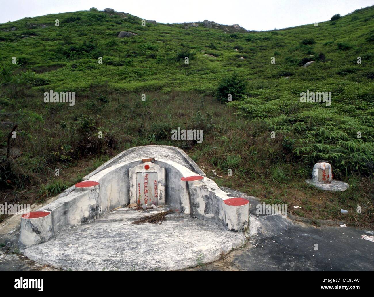 Cimitero tombe cinesi. L'immissione di tombe cinesi è determinato rigorosamente dal Feng Shui considerazioni, come è la loro decorazione. Cinese terreno di sepoltura vicino a Hong Kong Foto Stock