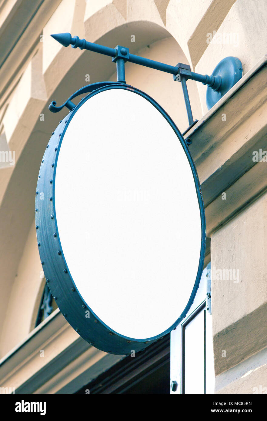 Ristorante signage mockup, ovale vuoto segno esterno consente di aggiungere del testo o del logo, vera e propria immagine di vita Foto Stock