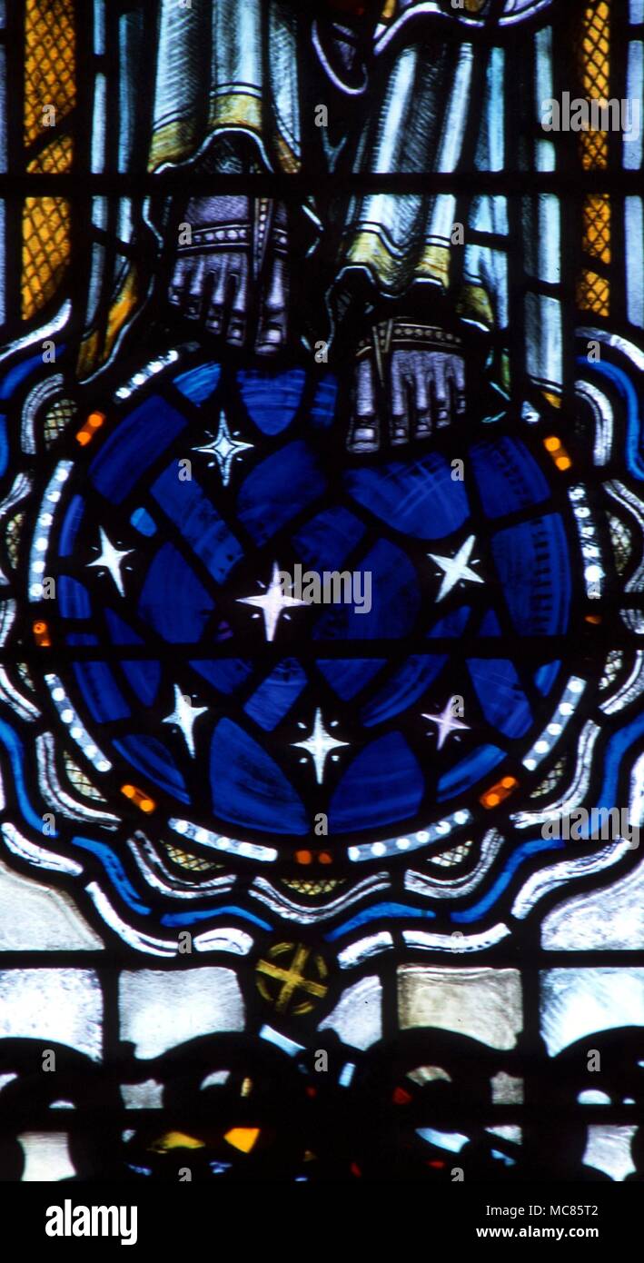 Christian sette pianeti, come stelle ai piedi di Cristo. Dettaglio del vetro colorato in Kirkby Malham chiesa, Yorkshire Foto Stock