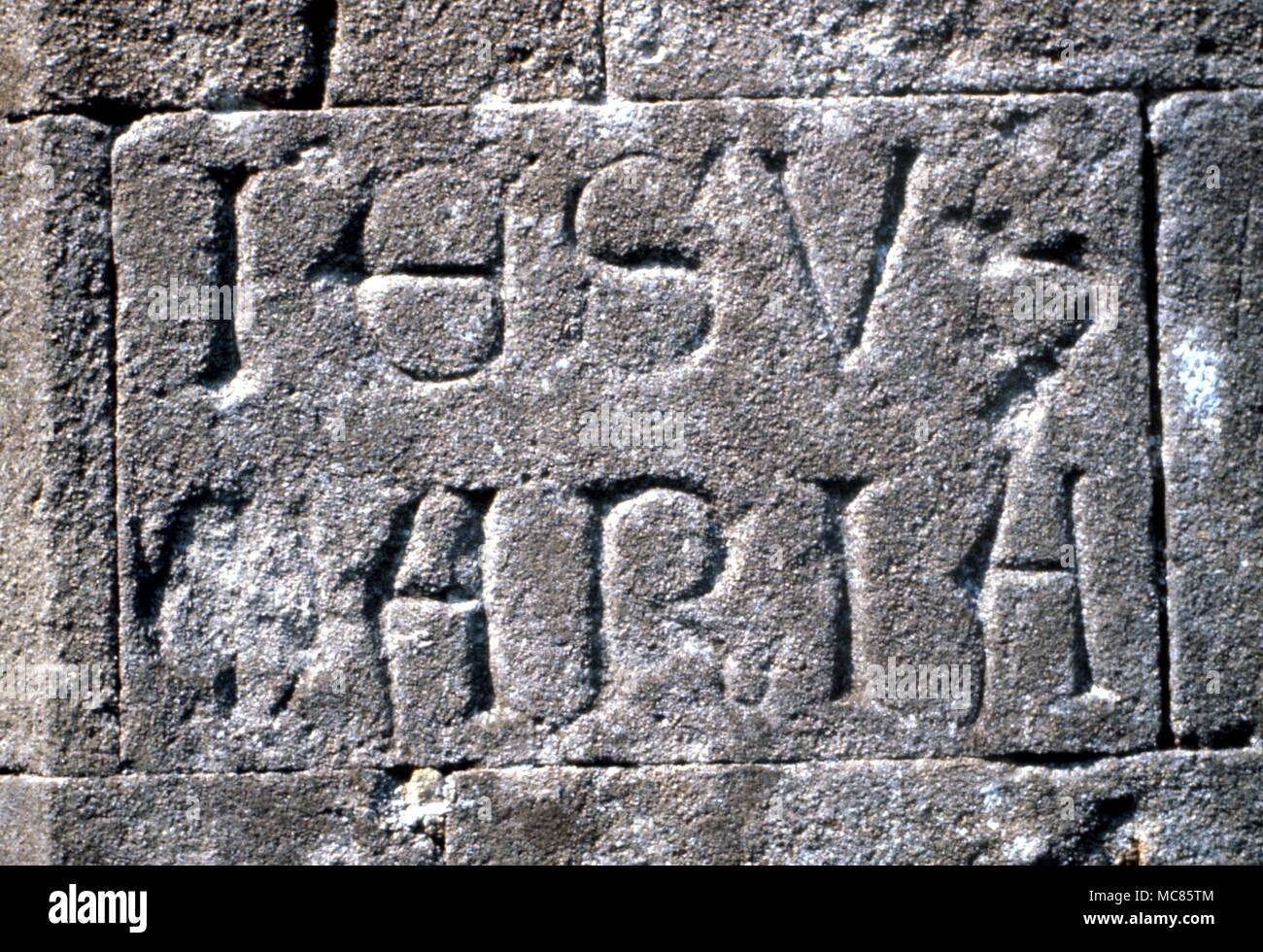 GLASTONBURY una delle vecchie stazioni di preghiera, contrassegnato da "Jesus-Maria' sulla parete della Abbazia di Glastonbury Foto Stock