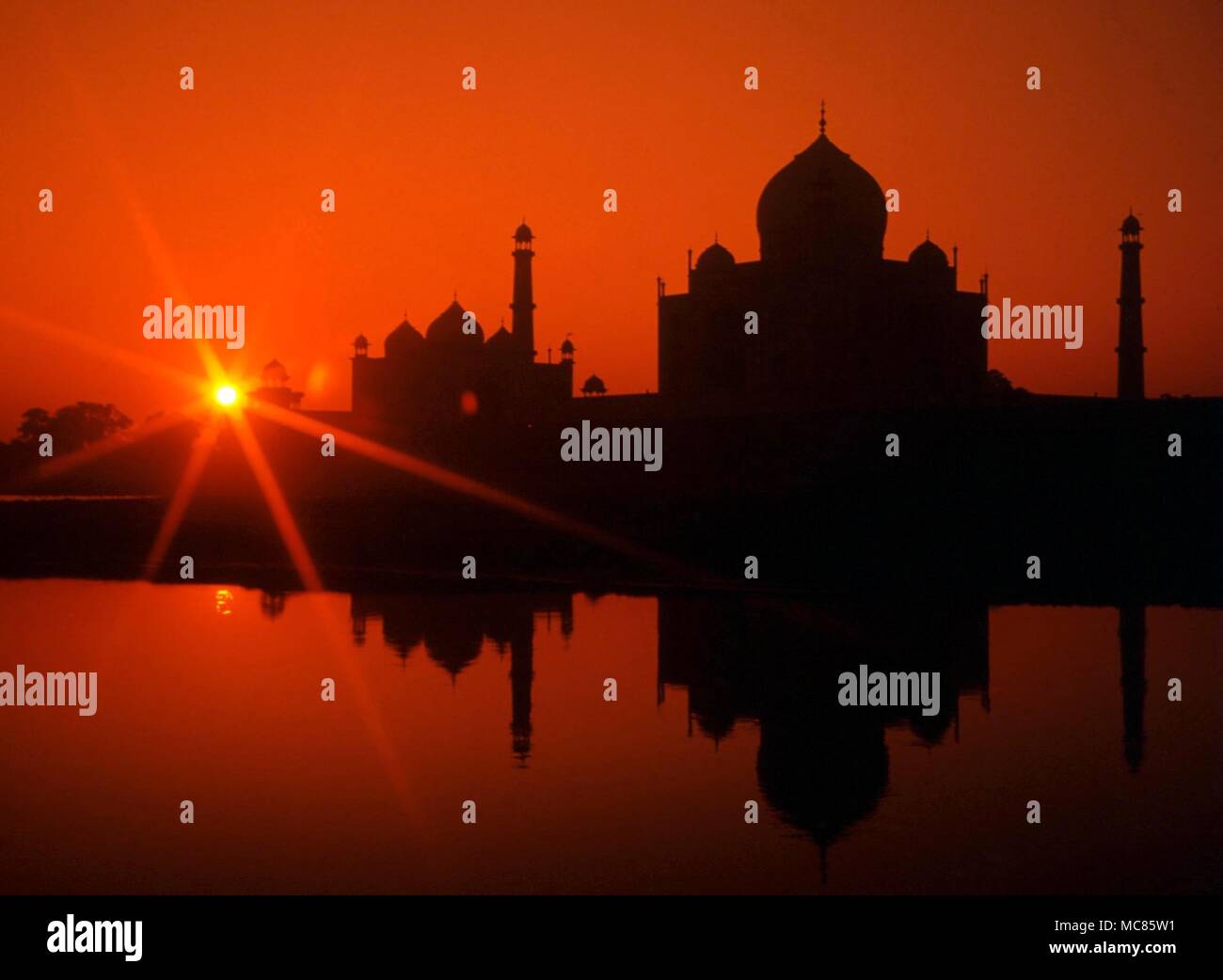 L ISLAM ha detto di essere la più bella di tutte Islammic realizzazioni architettoniche, il Taj Mahal di Agra, costruito come un monumento di amore Foto Stock