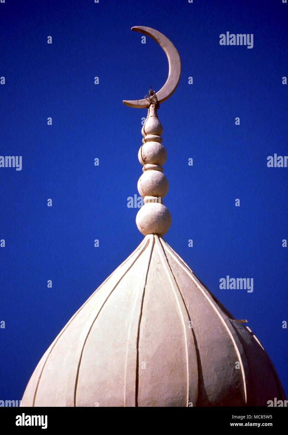 ISLAM moschea con il simbolo della luna, Kuwait City Foto Stock