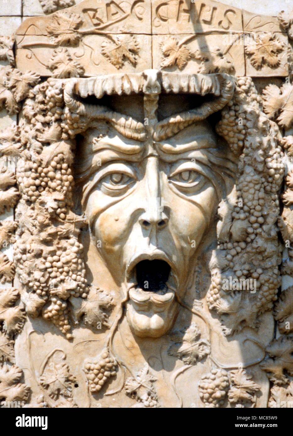 Moderno uomo verde - un'immagine del volto di Bacco - sulla parete anteriore di una casa che si affaccia sul lungomare vicino a Taomina, Sicilia Foto Stock