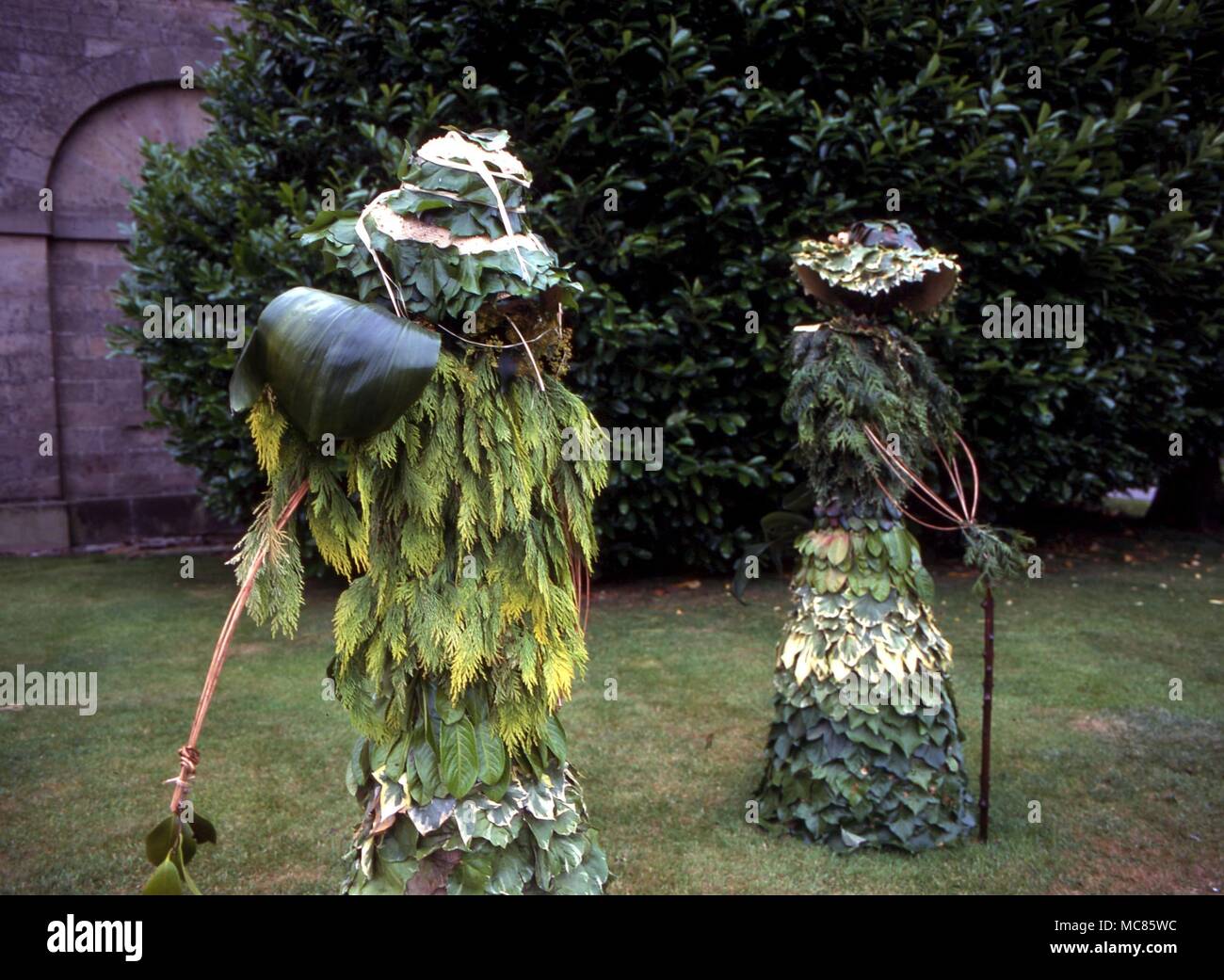 Green Man Life-piccole figure realizzate da foglie di piante e da un display floreale nel villaggio di West Marton, North Yorkshire Foto Stock