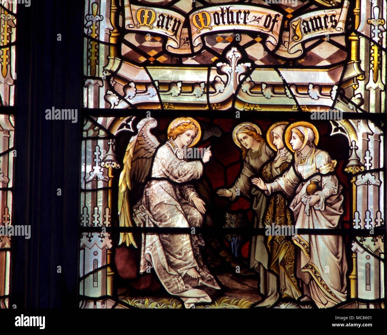 CHRISTIAN tre Marie al Sepolcro Maria, la madre di Gesù e Maria Maddalena e Maria madre di Giacomo, nel sepolcro vuoto, di fronte all'angelo. Da le tre Marie finestra nella parete sud della st margaret (parrocchia) Chiesa, King's Lynn Foto Stock