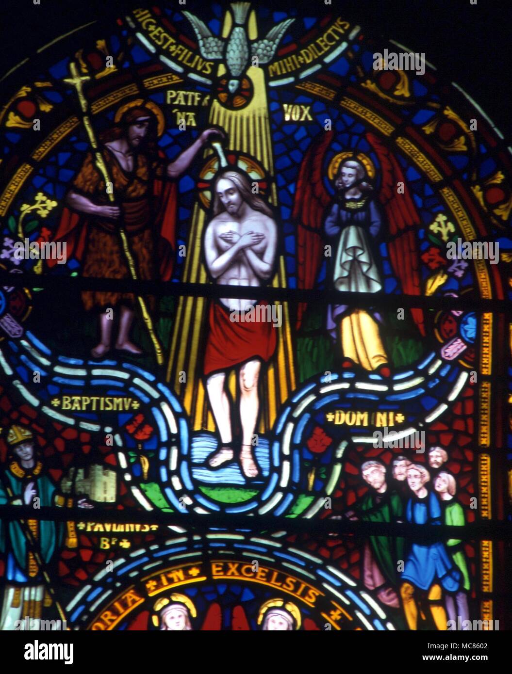 Il Battesimo cristiano di Cristo. Gesù è battezzato nel Giordano da Giovanni, con l'efflusso dal cielo. In vetro colorato del XIX secolo, dalla cattedrale a Southwell Foto Stock