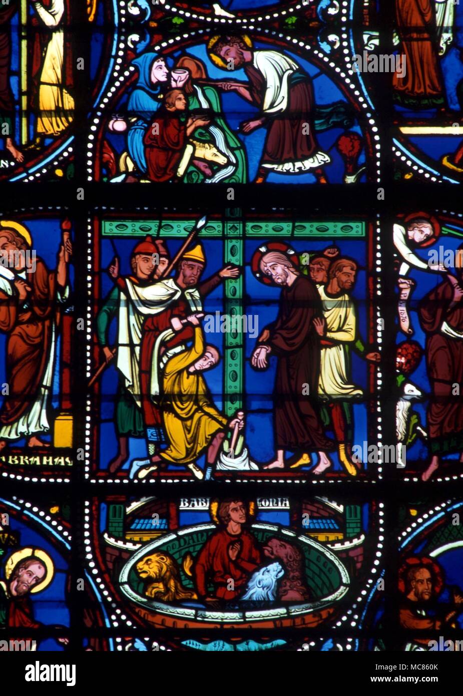 CHRISTIAN soldati romani sollevando la croce sulla quale saranno crocifiggere Cristo. Il vetro macchiato dalla chiesa di St Pierre, Chartres Foto Stock
