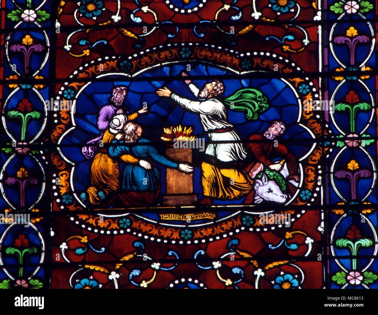Cristiano sacrificio precoce (storia del Vecchio Testamento) con il fuoco e con altare. Vetro colorato nella chiesa di St Pierre, Chartres Foto Stock