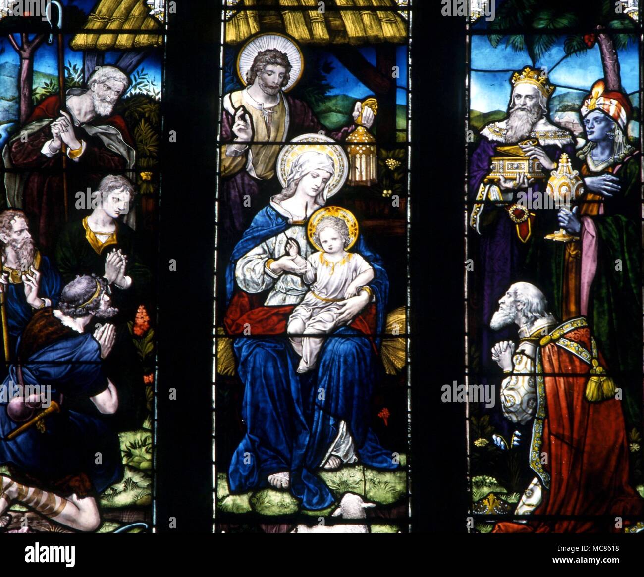 CHRISTIAN i Magi e i Pastori che frequentano il newlyborn Gesù con Maria e Giuseppe. Vetro colorato nella chiesa di St Mary, Godstone, Surrey Foto Stock