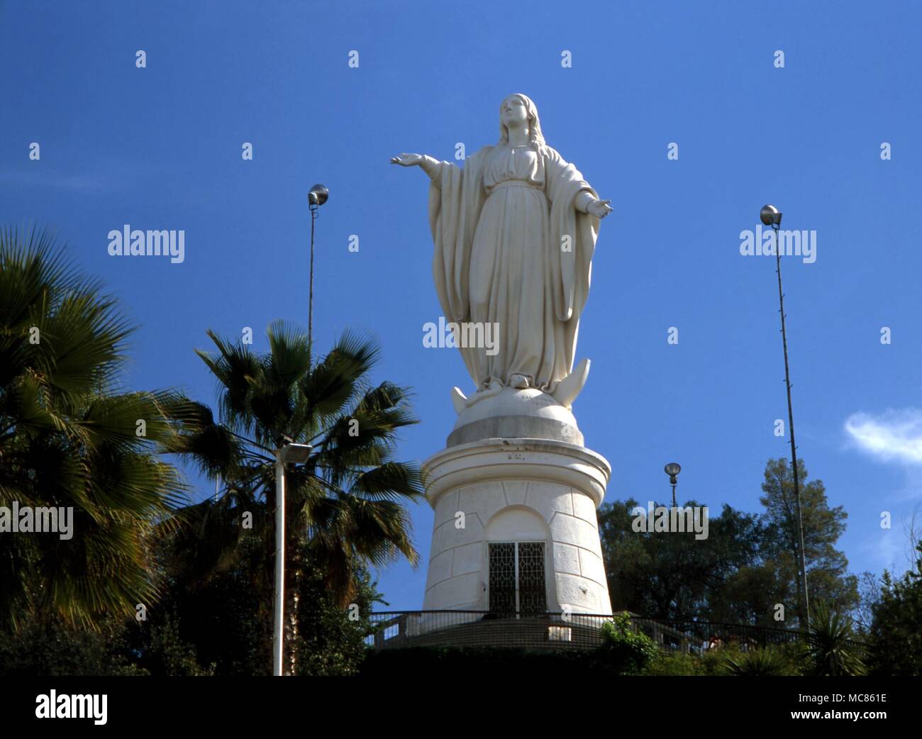 Vergine Assunta. La grande statua della Vergine assunta in piedi sulla mezzaluna, Santiago Christian Foto Stock