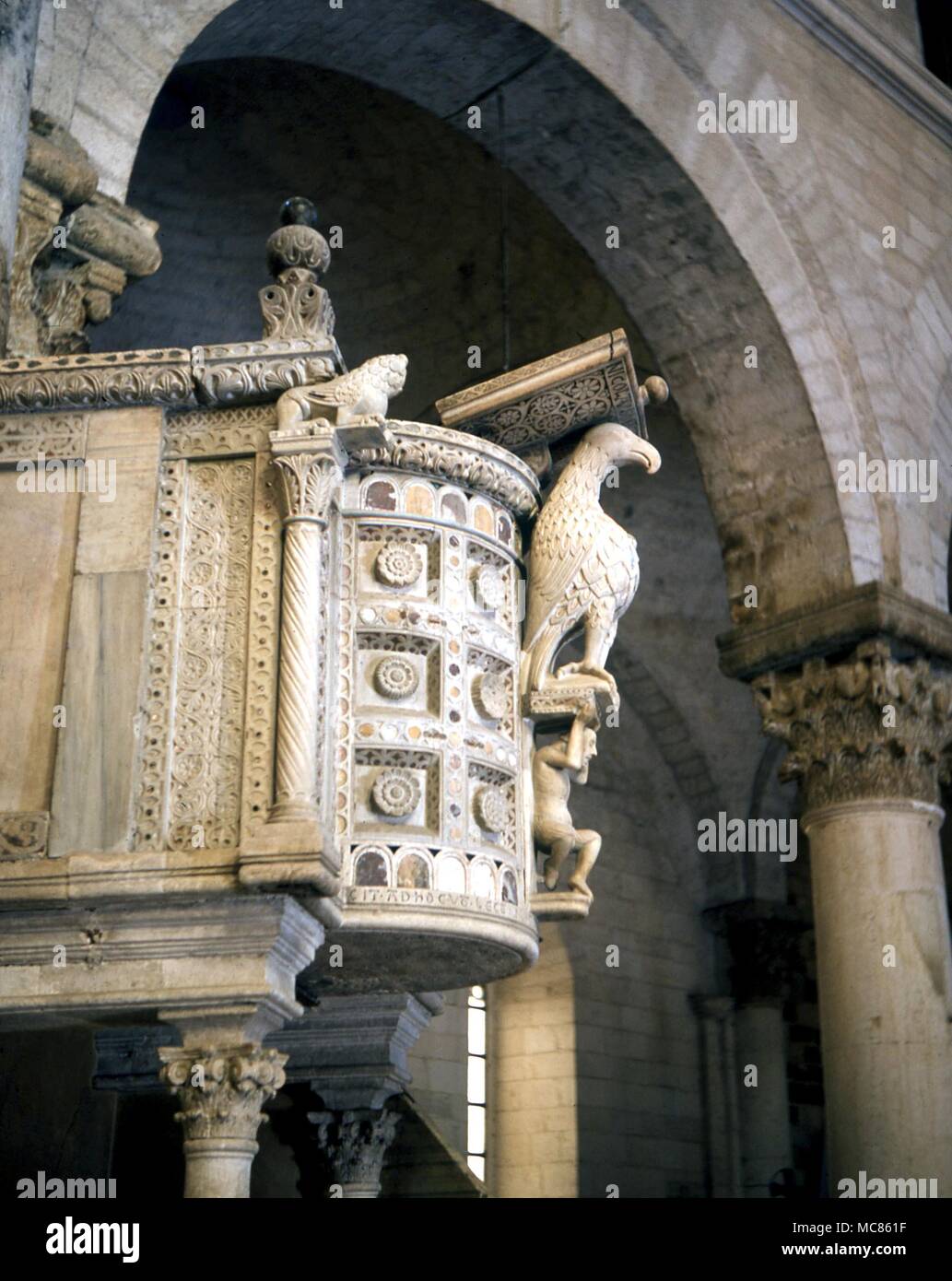 Aquila di cristiano e di uomo come leggio sul pulpito esoterica nella cattedrale di Bitonto, Puglia, Italia Foto Stock