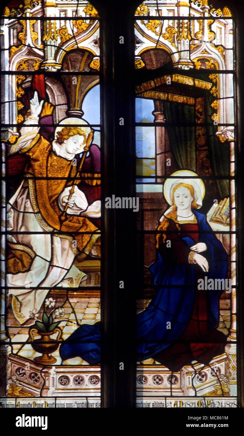Cristiano l'Annunciazione dell angelo Gabriele annuncia a Maria la venuta della nascita del suo Figlio Gesù. Vetro colorato nella chiesa di Santa Maria, Godstone Foto Stock