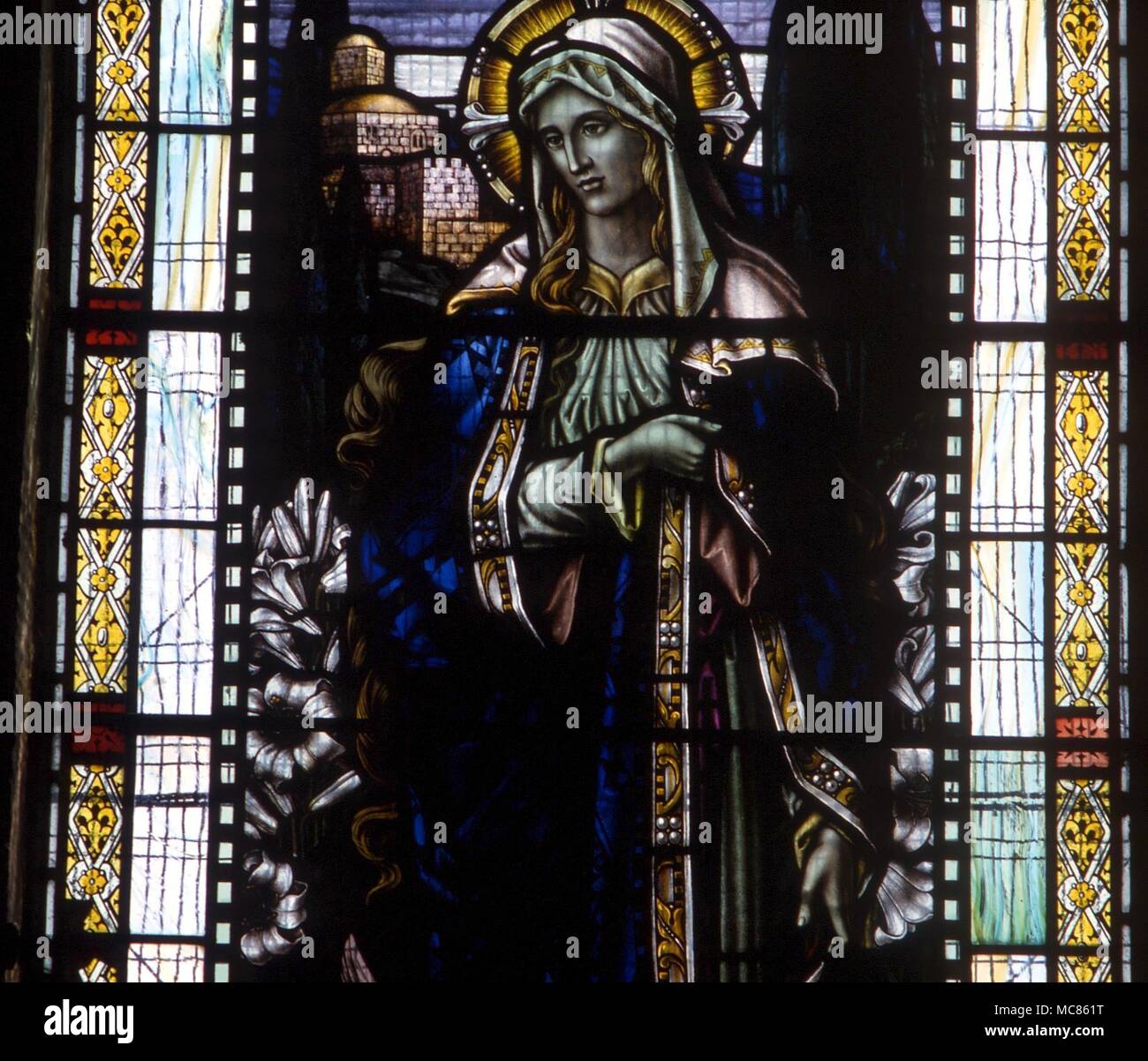CHRISTIAN Maria, la madre di Gesù e con i suoi attributi floreali del Giglio. Vetrata (XIX secolo) nella chiesa di Newchurch-in-Pendle Foto Stock