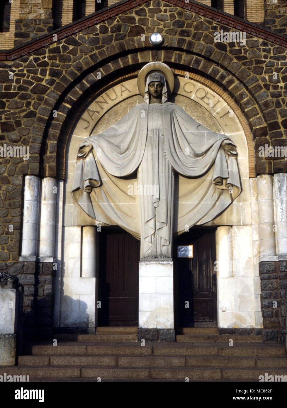 Simboli cristiani l immagine della Vergine Maria sopra l'ingresso alla chiesa cattolica a Cholet, Francia Foto Stock