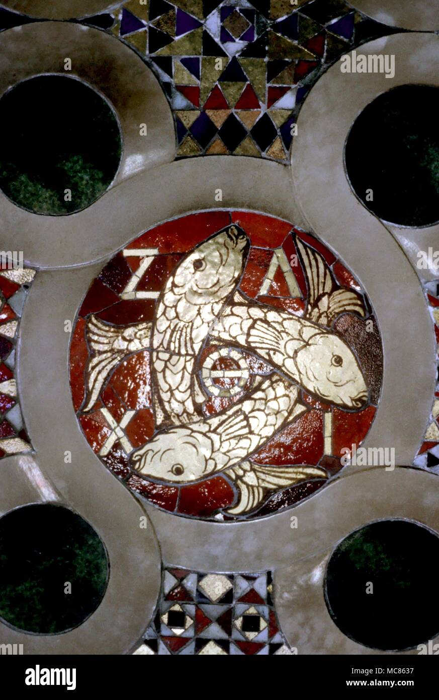 CHRISTIAN simboli pesce, con le lettere greche per il pesce (un cristiano acrostico), con il "theta' per 'Dio' e 'Death' nel centro. All interno la chiesa abbaziale, Hexham Foto Stock