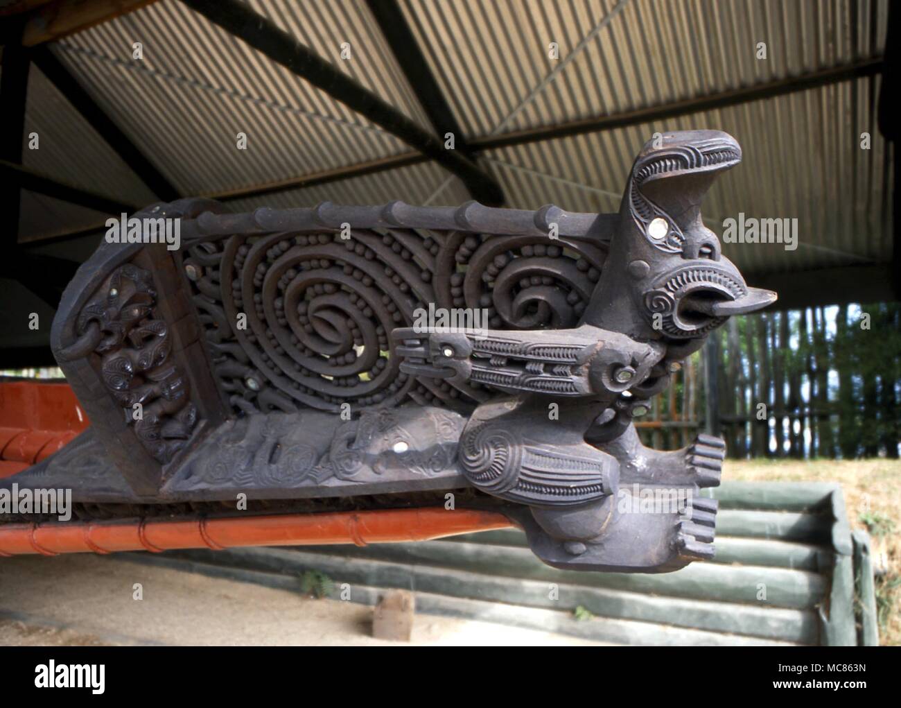 MAORI carving ornati per la prua di una barca, conservate a Whakarewarewa, Rotorua Foto Stock