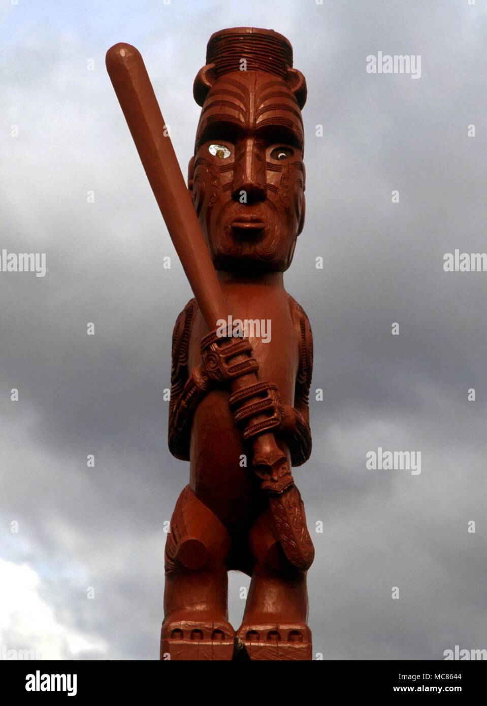 MAORI tradizionale Tekoteko (figura scolpita) raffigurante un guerriero sulla palizzata a Whakarewarewa, Rotorua Foto Stock