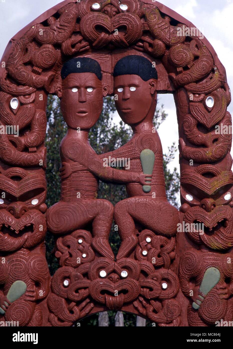 Un MAORI Tekoteko tradizionale (figura scolpita), raffigurante due guerrieri, parte di una pianta ornamentale due guerrieri, parte di un ornamento del telaio della porta in corrispondenza di Whakarewarewa, Rotorua Foto Stock