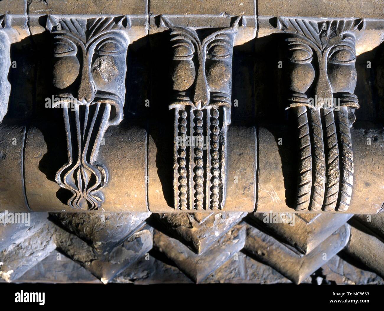 Loghi cristiana simboli dettagli dell'animale tongued grottesche sul portale della facciata ovest della Cattedrale di Lincoln (XI secolo in poi). Le grottesche sono probabilmente un playon l idea del Logos, o parola di Dio Foto Stock