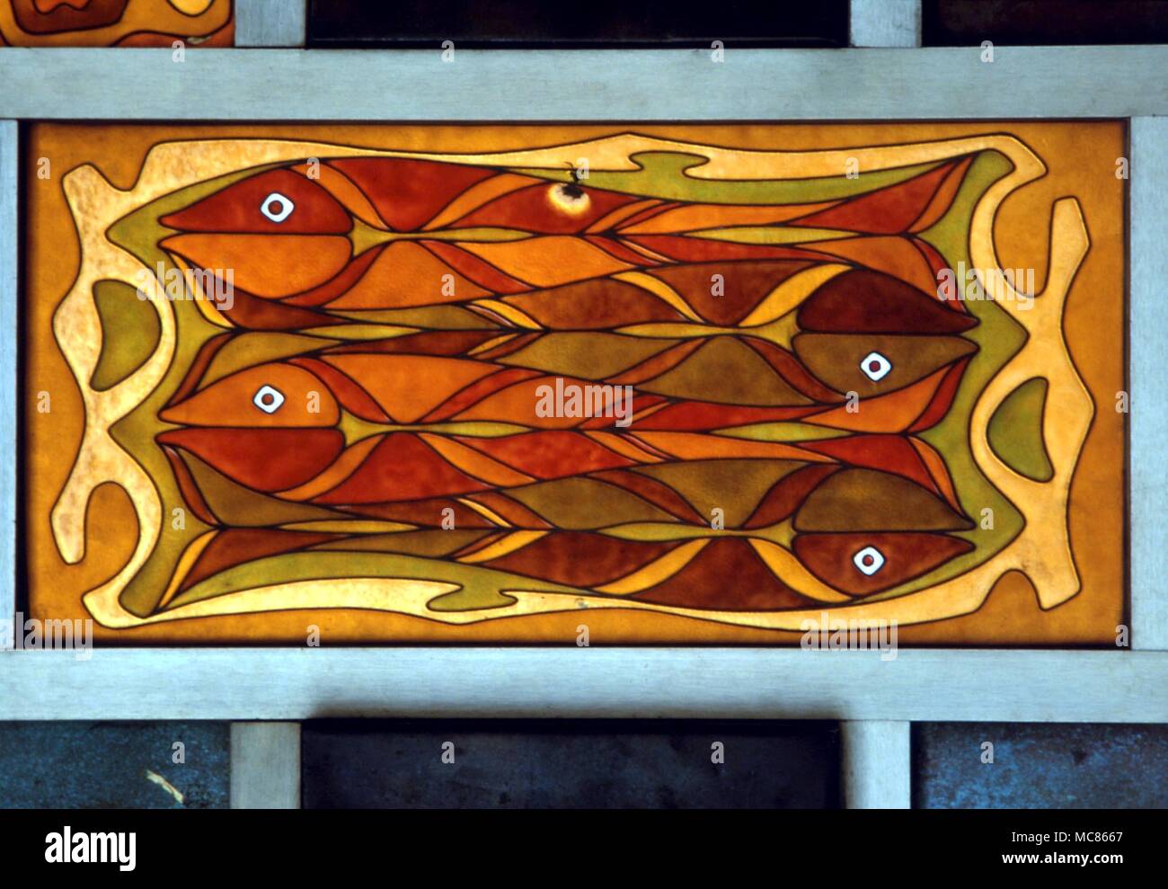 Pesci cristiana come simbolo di Cristo pesci design Pannello ceramica sulle pareti esterne della nuova Basilica a Villa de Guadelupe, costruita per celebrare la visione della Vergine da indiani, Juan Diego, nel 1531 Foto Stock