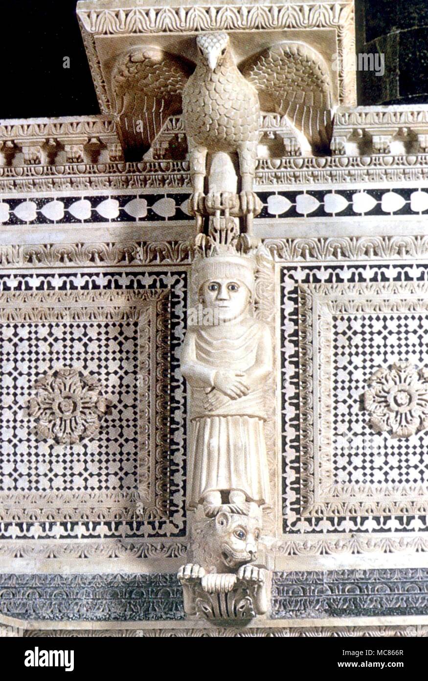 Leggio cristiana con le immagini degli evangelisti Matteo (l'uomo), Mark (il leone) e John (l'aquila). Dettaglio del leggio sull'ambone in San Miniato al Monte, Firenze, datata 1207 Foto Stock