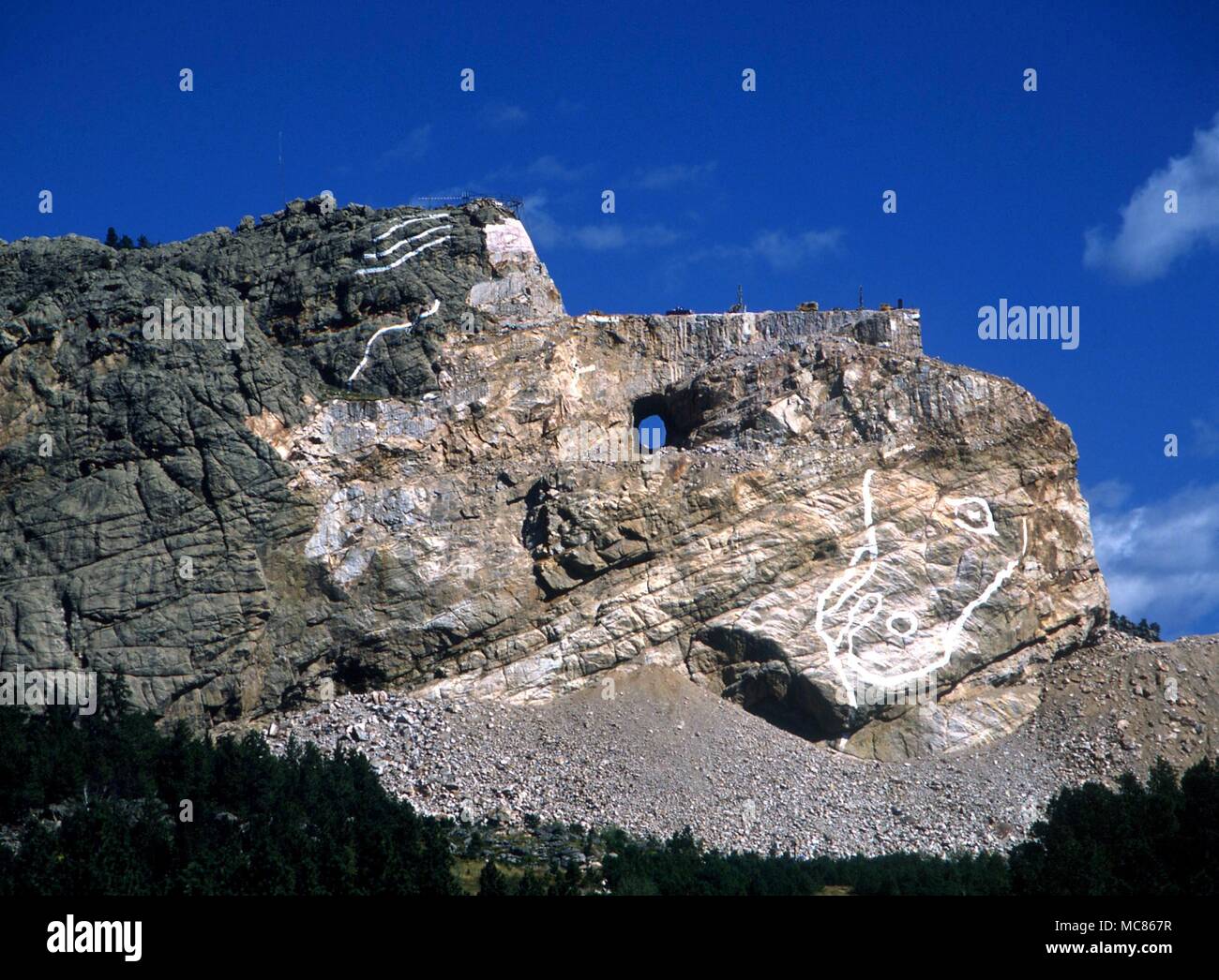 NORTH AMERICAN INDIAN Il Rock al Crazy Horse, essendo intagliato in una immensa statua dell'eroe indiano Crazy Horse Foto Stock