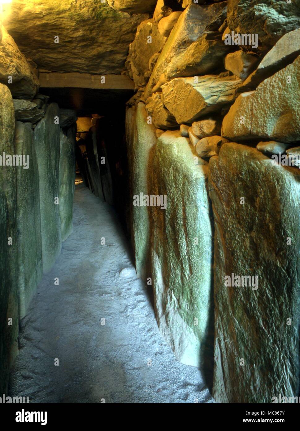 NEWGRANGE (KNOWTH) - Irish sito preistorico. Circa 3.000 BC. La grande via di passaggio Foto Stock