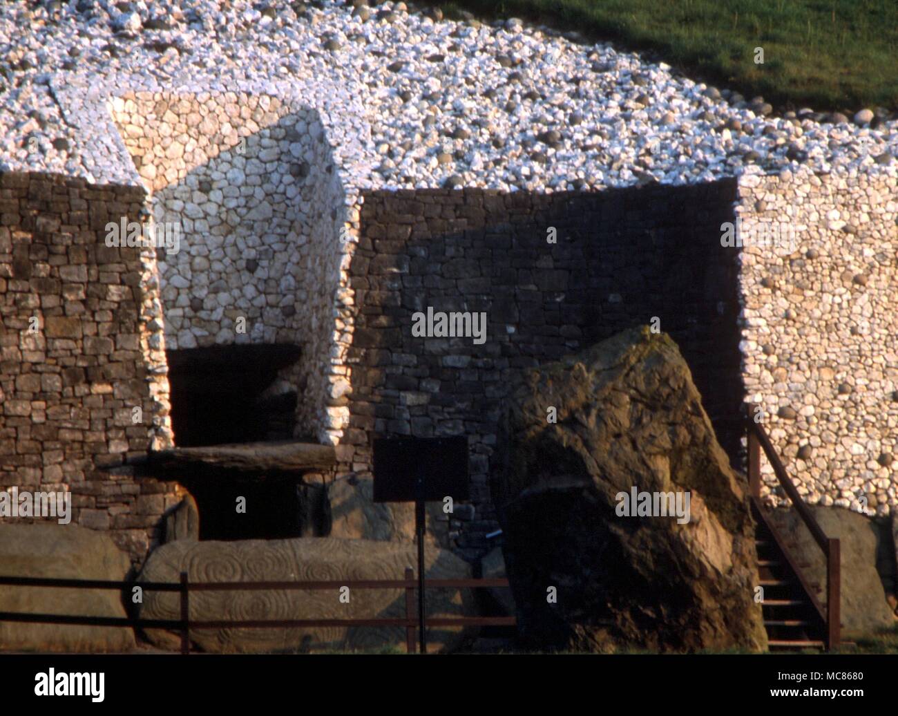 NEWGRANGE (KNOWTH) - Irish sito preistorico. Circa 3.000 BC. Foto Stock