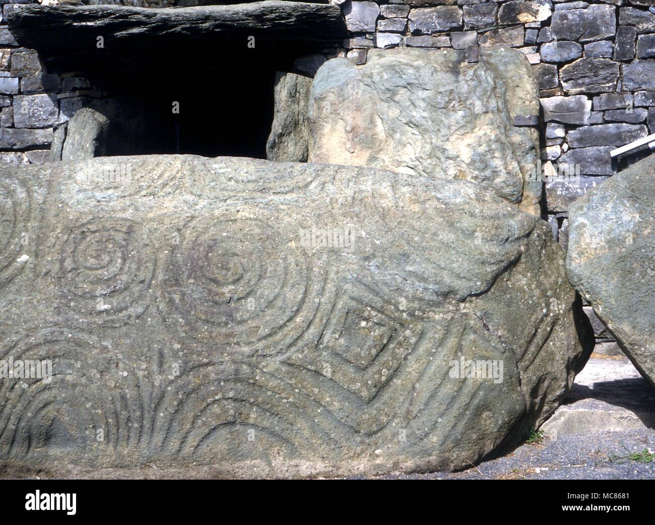 NEWGRANGE (KNOWTH) - Irish sito preistorico. Circa 3.000 BC. La spirale inciso il lavoro sul massiccio cordolo all'entrata di Newgrange. Le sculture sono state contemporanea con l'edificio - circa 3.000 BC. Lato destro Foto Stock