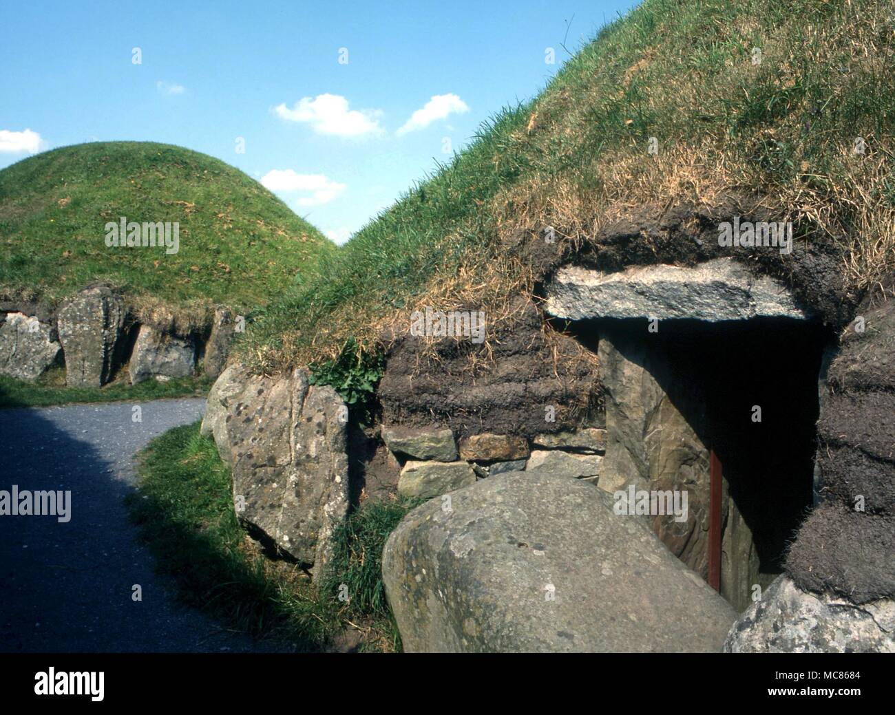 NEWGRANGE (KNOWTH) - Irish sito preistorico. Circa 3.000 BC. Un certo numero di Cairns a Knowth, con passaggi orientati Foto Stock