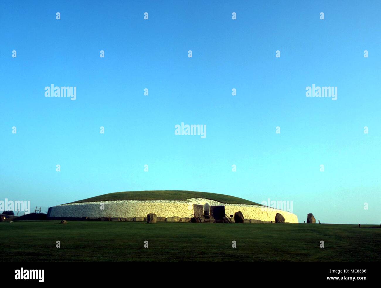 NEWGRANGE (KNOWTH) - Irish sito preistorico. Circa 3.000 BC. Il grande passaggio cairn Foto Stock