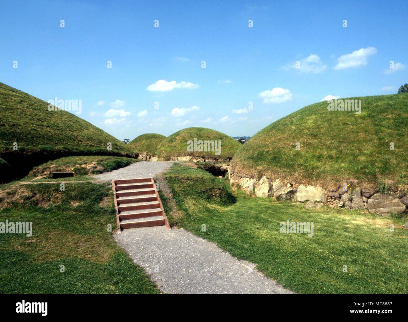 NEWGRANGE (KNOWTH) - Irish sito preistorico. Circa 3.000 BC. Un certo numero di Cairns a Knowth, con passaggi orientati Foto Stock