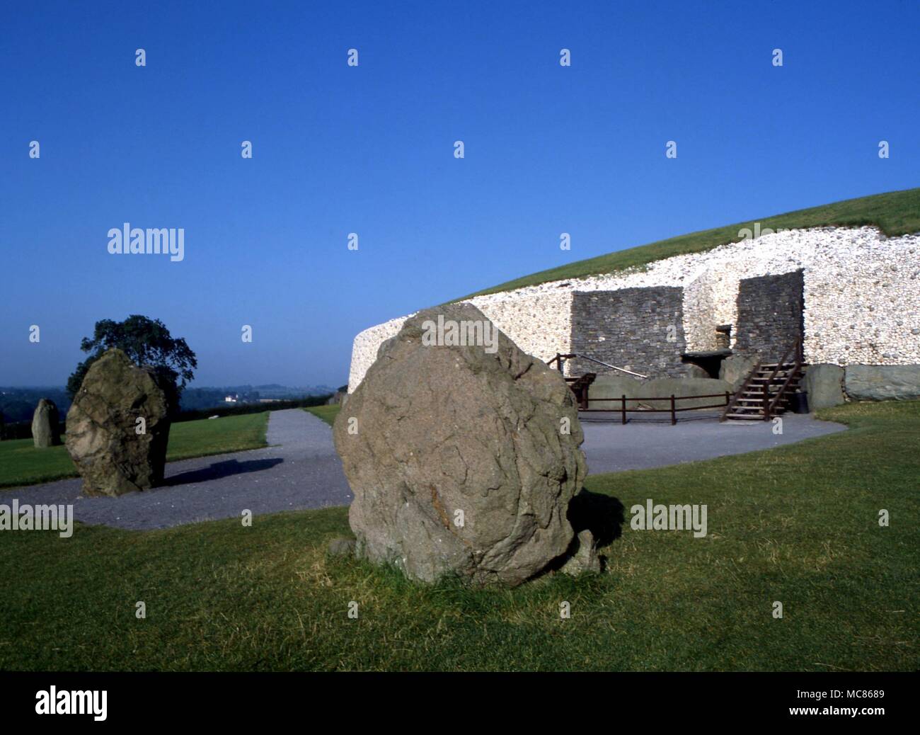 NEWGRANGE (KNOWTH) - Irish sito preistorico. Circa 3.000 BC. Vista del restaurato recentemente entrata a Newgrange, da quello dell'elemento esterno di sarsen concentrics Foto Stock