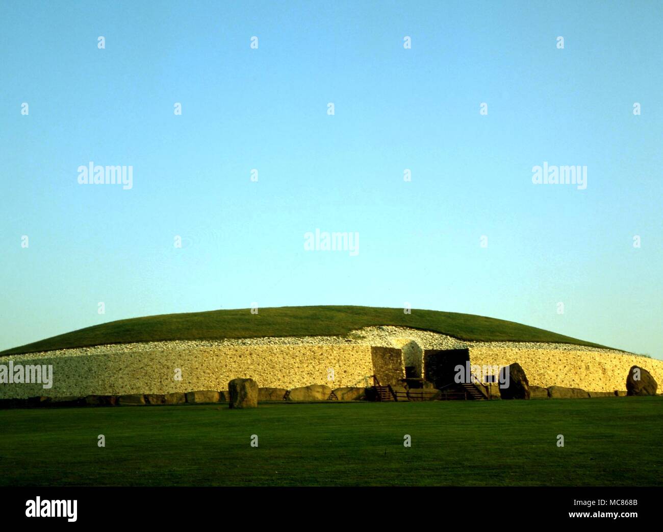 NEWGRANGE (KNOWTH) - Irish sito preistorico. Circa 3.000 BC. Il grande passaggio cairn in Newgrange con un passaggio interno orientato (tra le altre cose) per il solstizio d'inverno sunrise Foto Stock