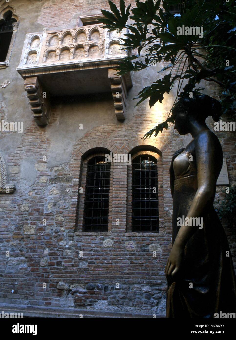 SHAKESPEARE Romeo e Giulietta statua di Giulietta al di fuori di casa sua, con il famoso balcone, a Verona, Italia Foto Stock