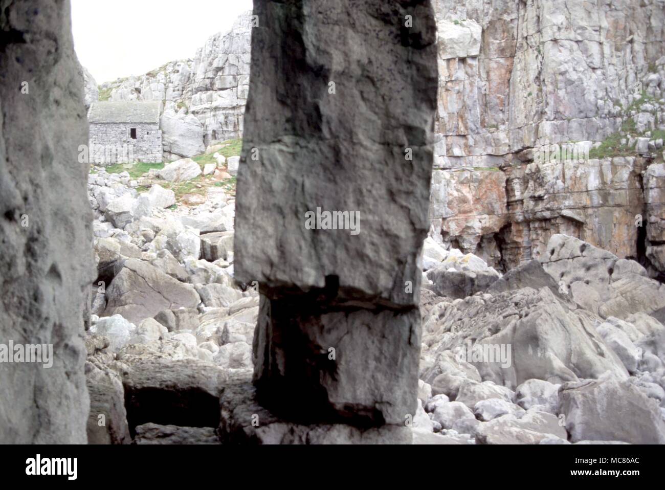 Pozzi sacri - St Govan's St Govan ben (Dyfed) è certamente la più famosa Welsh bene, anche se solo la piccola cappella o oratorio rimane sul litorale ad ovest di St Govan alla testa. Si tratta probabilmente del XIII secolo Foto Stock