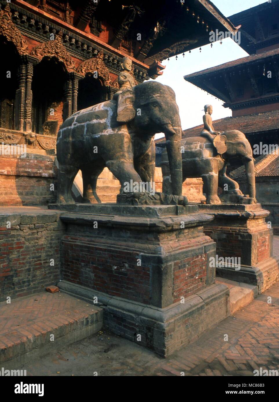 NEPAL - Patan elefanti proteggendo l'ingresso tot egli Bishwa Nath Mandir tempio, Patan Nepal Foto Stock