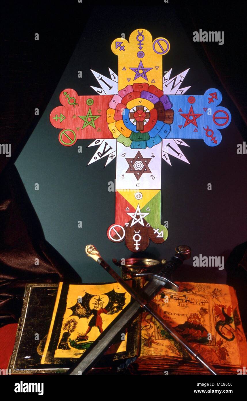 La stregoneria Rosicrucian Rosa-croce design come sfondo a una collezione di strumenti rituali - asta magica, personale e wiccan grimoire, 'libro delle ombre' Foto Stock