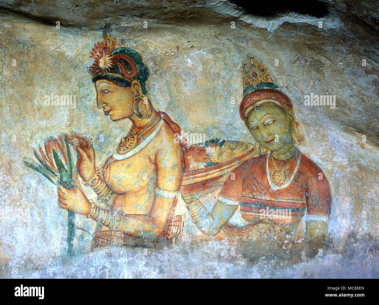 I dipinti rupestri pittura ad affresco di due donne (cloud di fanciulle) nella grotta sotto le antiche rovine del palazzo di Lion Rock a Sigriya, Sri Lanka. 5/6th secolo D.C. Foto Stock