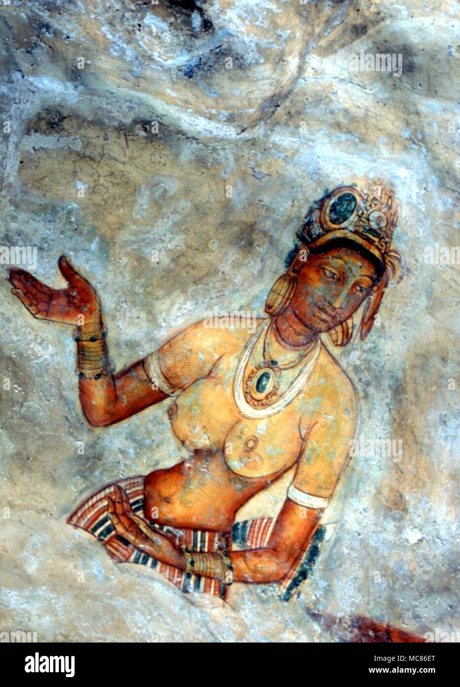 I dipinti rupestri pittura ad affresco di una nuvola maiden nella grotta sotto le antiche rovine del palazzo del Leone Roccia di Sigiriya, Sri Lanka Foto Stock