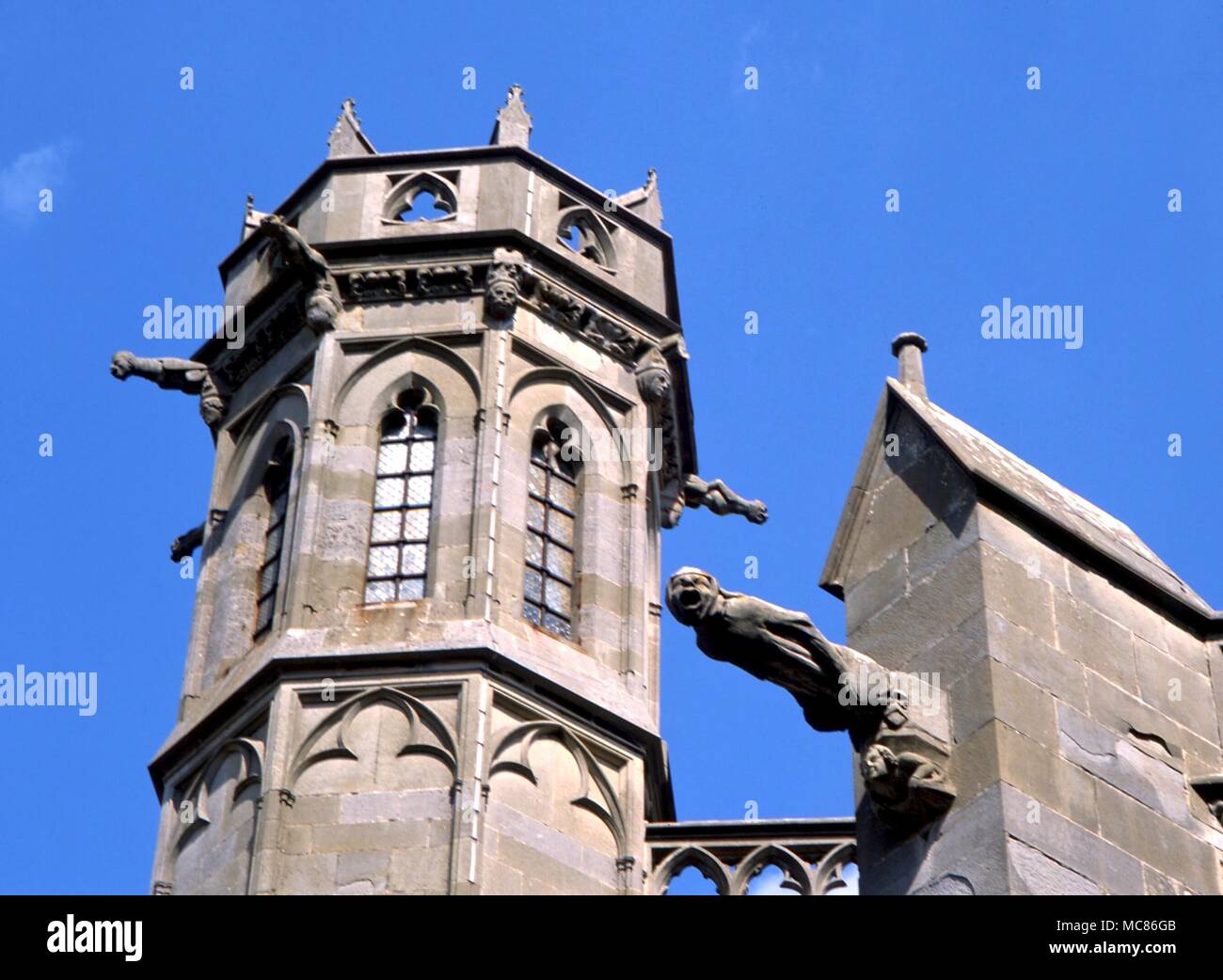 GARGOYLE dettaglio dei doccioni sulla parte esterna di St Nazaire Chiesa, Carcasone. All interno della chiesa è un bassorilievo detto per rappresentare l'assedio di Toulouse del 1218, in cui Simon de Montfort fu ucciso Foto Stock
