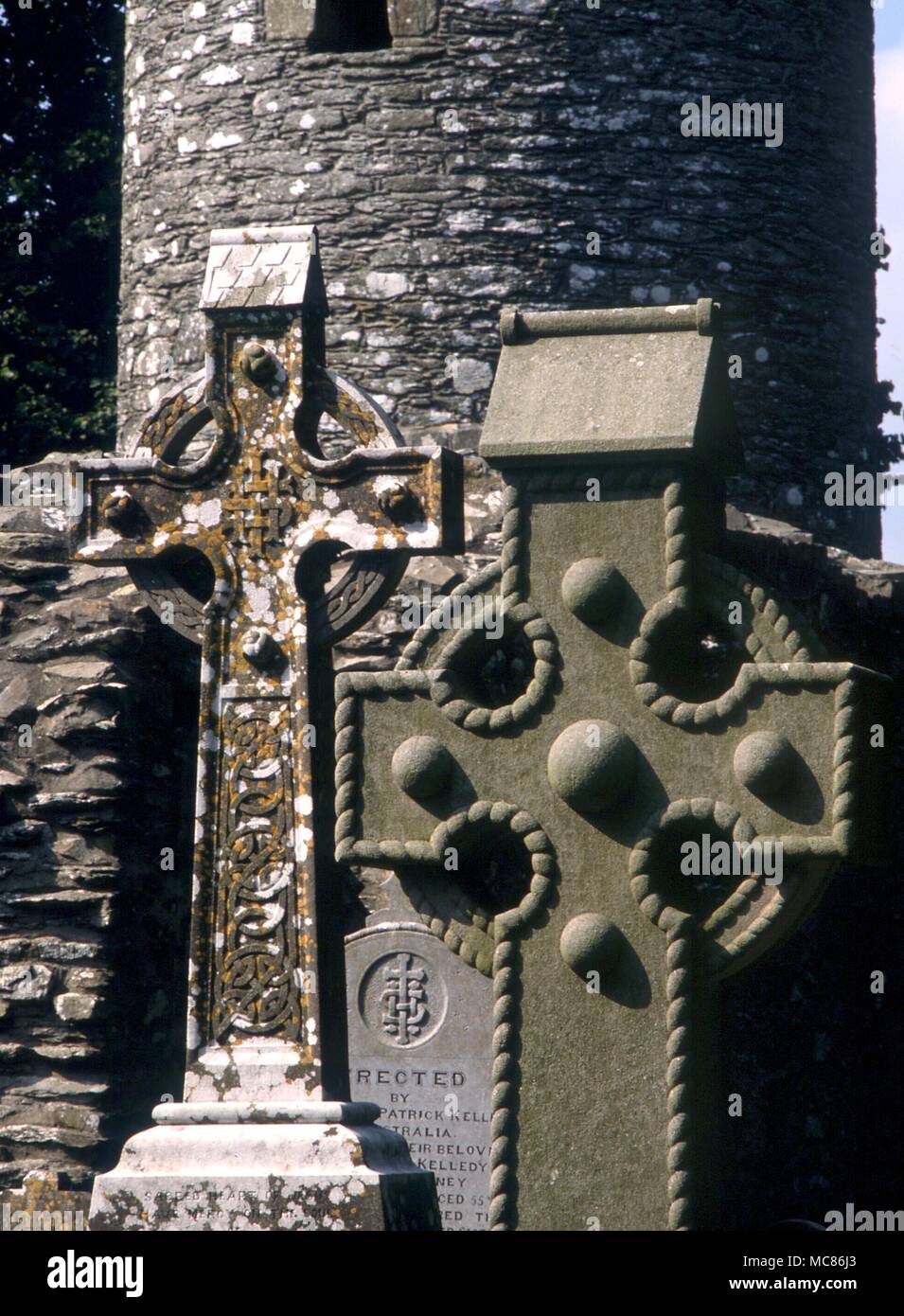 Testa di musica celtica di semplice croce celtica nel sagrato della chiesa di Rathmore, Irlanda Foto Stock