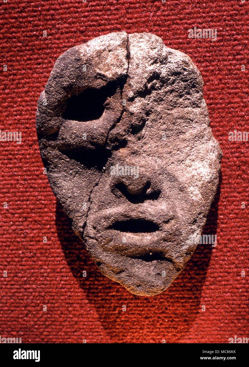Testa celtica antica testa celtica, trovati durante lo scavo di vari livelli del tempio romano nella motivazione della Littledean hall (vicino Cinderford, Gloucestershire) Foto Stock