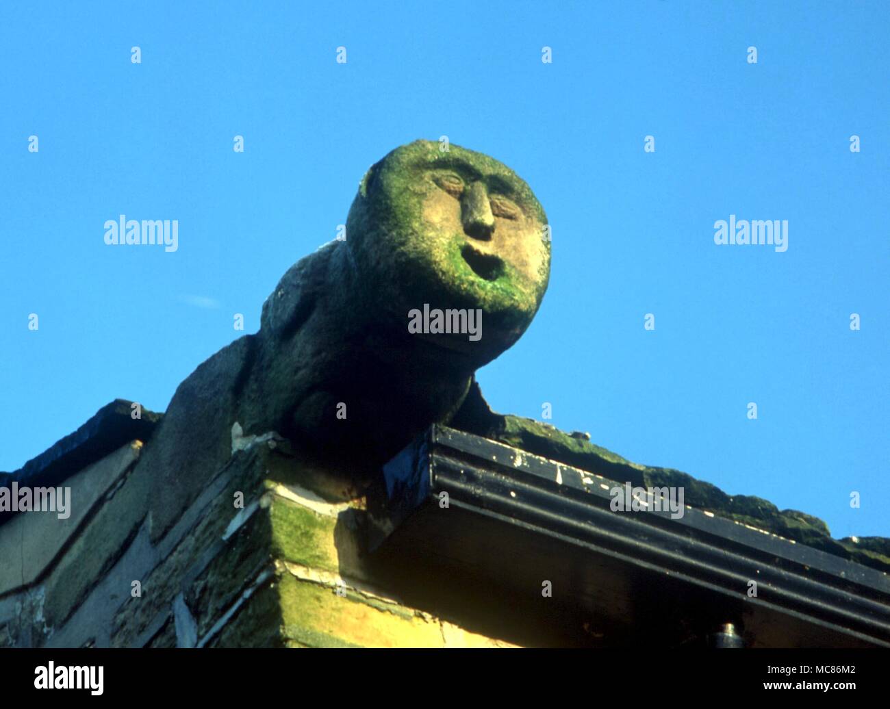 CELTIC testa testa celtica incorporati nel tetto di una casa in Haworth (West Yorkshire). La data del Celtic testa è sconosciuto, ma presumibilmente che precede la dimora del XVIII secolo Foto Stock