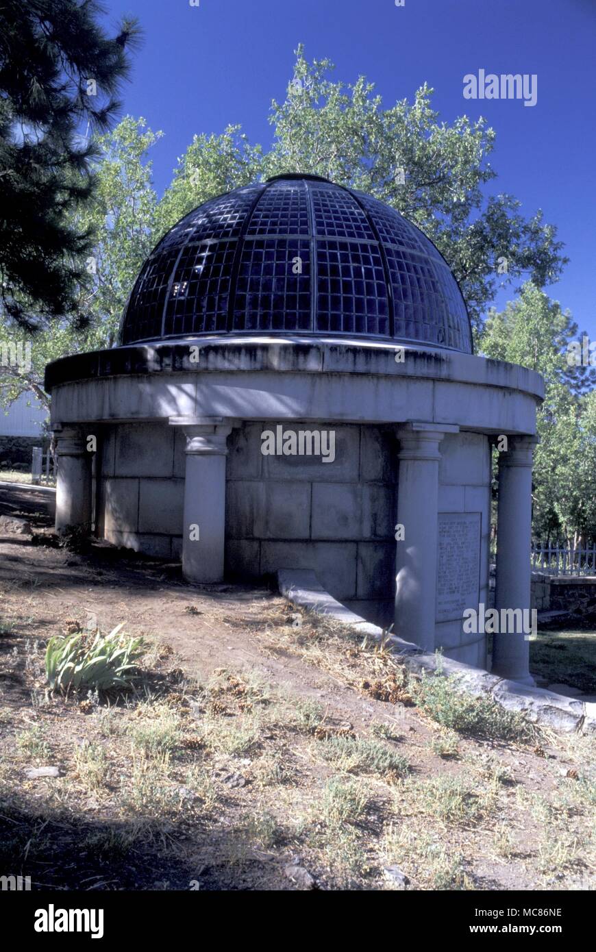 Curiosità scientifica il mausoleo dell'astronomo, P Lowell, (1855-1916), nella motivazione dell' Osservatorio di Lowell di Flagstaff. Qui ha determinato correttamente la posizione del pianeta Plutone e ha scritto circa il presunto abitanti di Marte Foto Stock