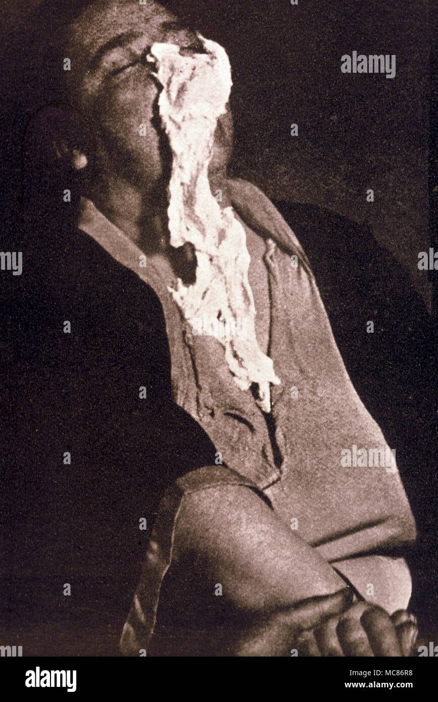 I fenomeni psichici che Teleplasm - o ectoplasm - apparentemente emergente dalla bocca e narici del mezzo. Fotografato il 24 marzo 1929, a Winnipeg, Canada. Questa è una delle due immagini prese stereoscopically Foto Stock