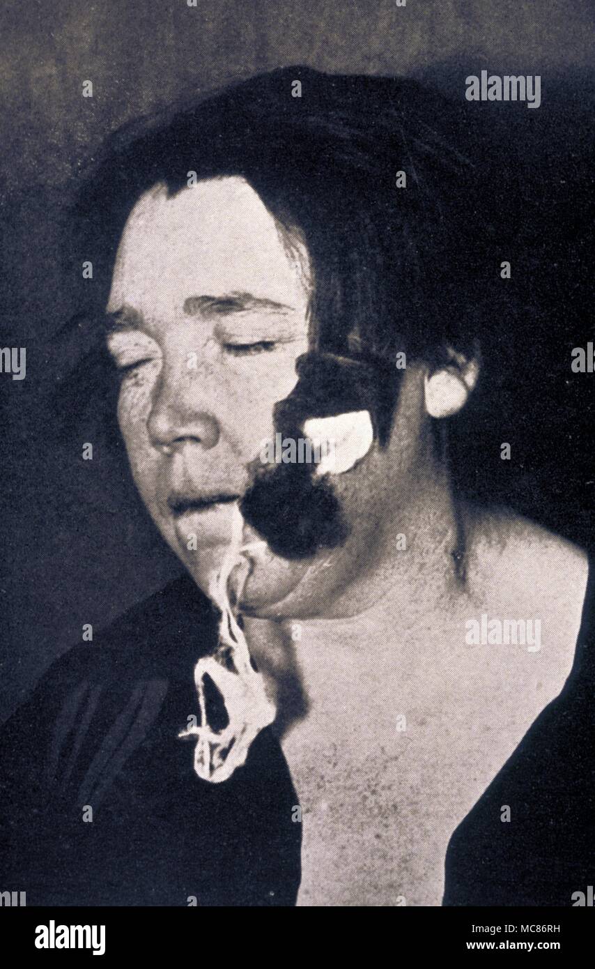 I fenomeni psichici che Teleplasm - o ectoplasm - apparentemente emergente dalla bocca del mezzo. Fotografato il 7 aprile, 1929 a Winnipeg, Canada Foto Stock