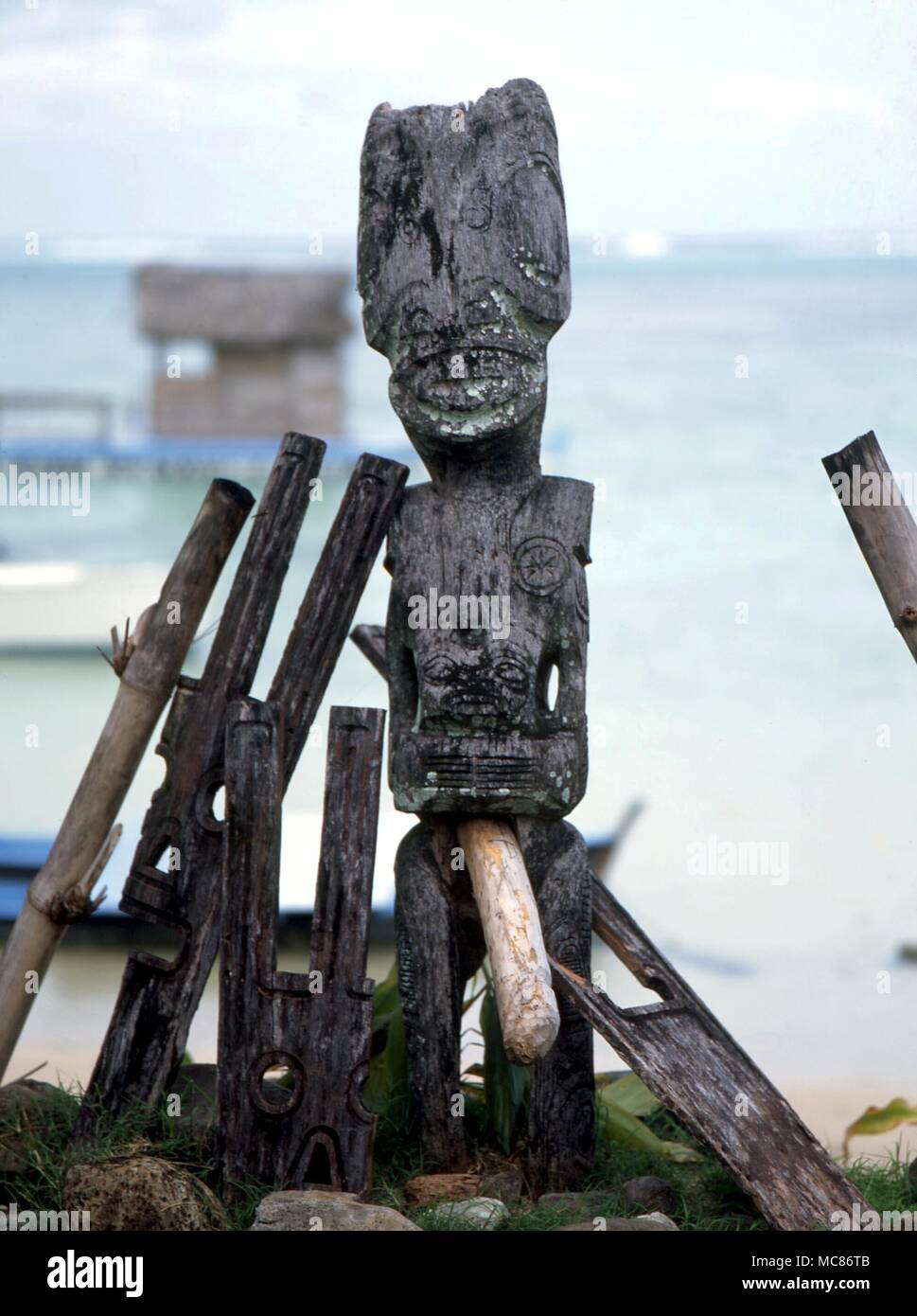 La mitologia Polynesian Polynesian in legno le figure magiche, dal villaggio Tikki, Morea, vicino a Tahiti Foto Stock